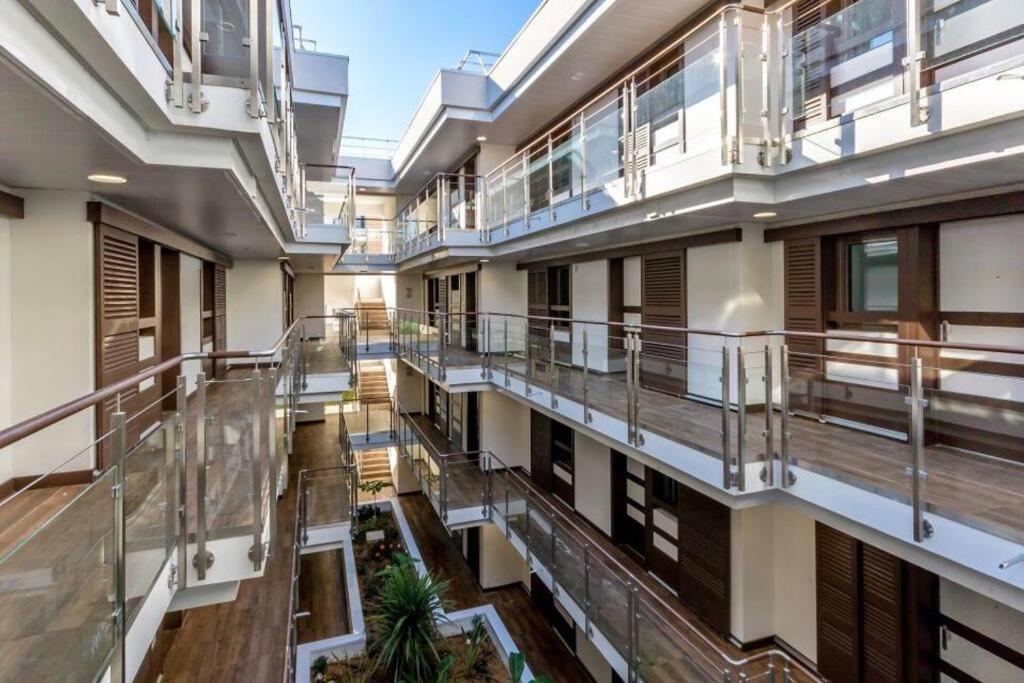 Superbe Appartement, Piscine, Vue Mer Et Montagnes Antibes Luaran gambar